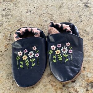 Perfect spring time soft leather sole Robeez shoes